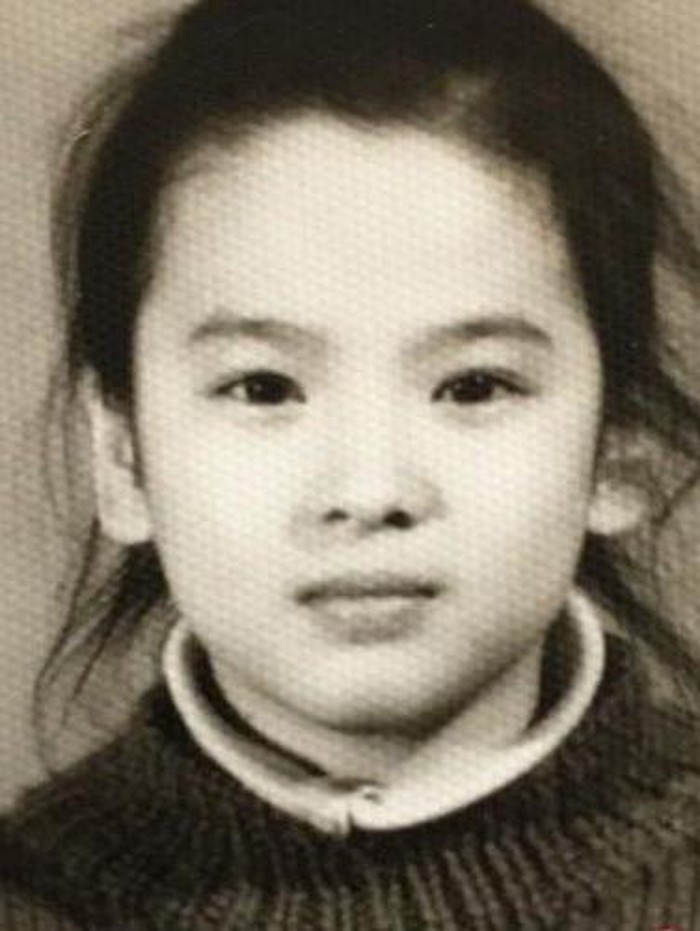 Di potret masa kecil sang aktris lainnya, fitur-fitur wajahnya pun terlihat menawan./ Foto: koreaboo.com