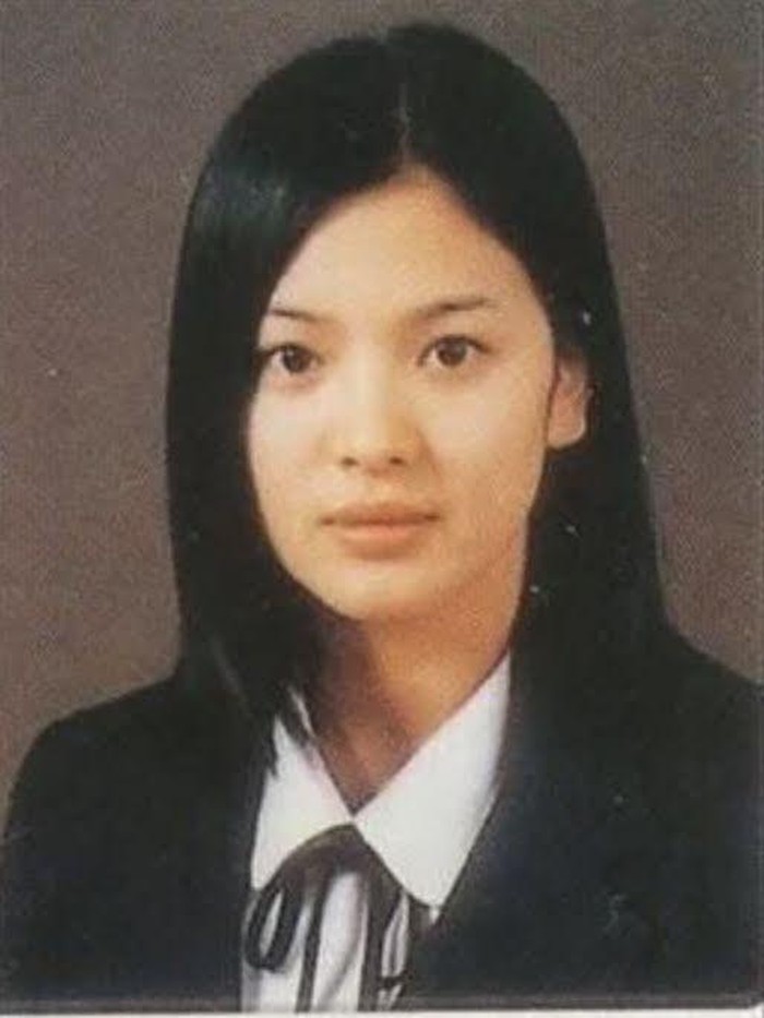Salah satu potret masa lalu Song Hye Kyo yang juga menarik perhatian ialah saat dirinya duduk di bangku sekolah. Banyak yang memuji kecantikannya terlihat natural dan terkesan innocent./ Foto: koreaboo.com