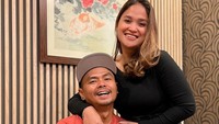 <p>Komedian sekaligus presenter Wendy Cagur, menikah dengan Revti Ayu Natasya pada 2010, Bunda. Keduanya pun sudah mengarungi bahtera rumah tangga selama 13 tahun. (Foto: Instagram: @revtiayunatasya)</p>