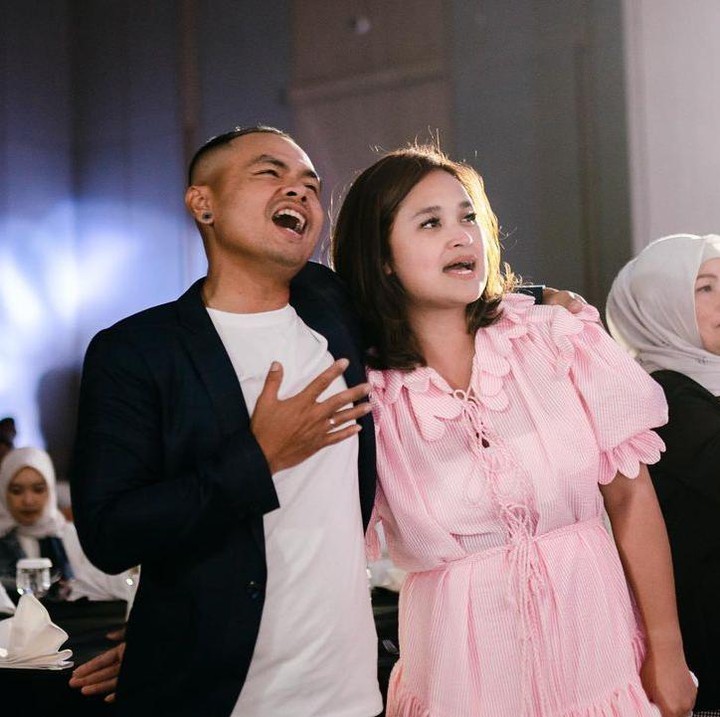 <p>Ayu mengatakan sangat bersyukur atas semua perhatian dan kebaikan yang diberikan oleh Wendy. Ia bahkan masih tidak bisa <em>move on</em> dengan kejutan yang diberikan oleh sang suami. (Foto: Instagram: @revtiayunatasya)</p>
