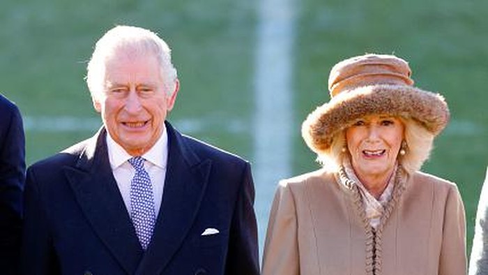 WREXHAM, UNITED KINGDOM - DECEMBER 09: (EMBARGOED FOR PUBLICATION IN UK NEWSPAPERS UNTIL 24 HOURS AFTER CREATE DATE AND TIME) King Charles III and Camilla, Queen Consort visit Wrexham Association Football Club on December 9, 2022 in Wrexham, Wales. Formed in 1864 Wrexham AFC is the oldest club in Wales and the third oldest professional team in the world. The club was taken over by Hollywood actors Ryan Reynolds and Rob McElhenney in late 2020. (Photo by Max Mumby/Indigo/Getty Images)