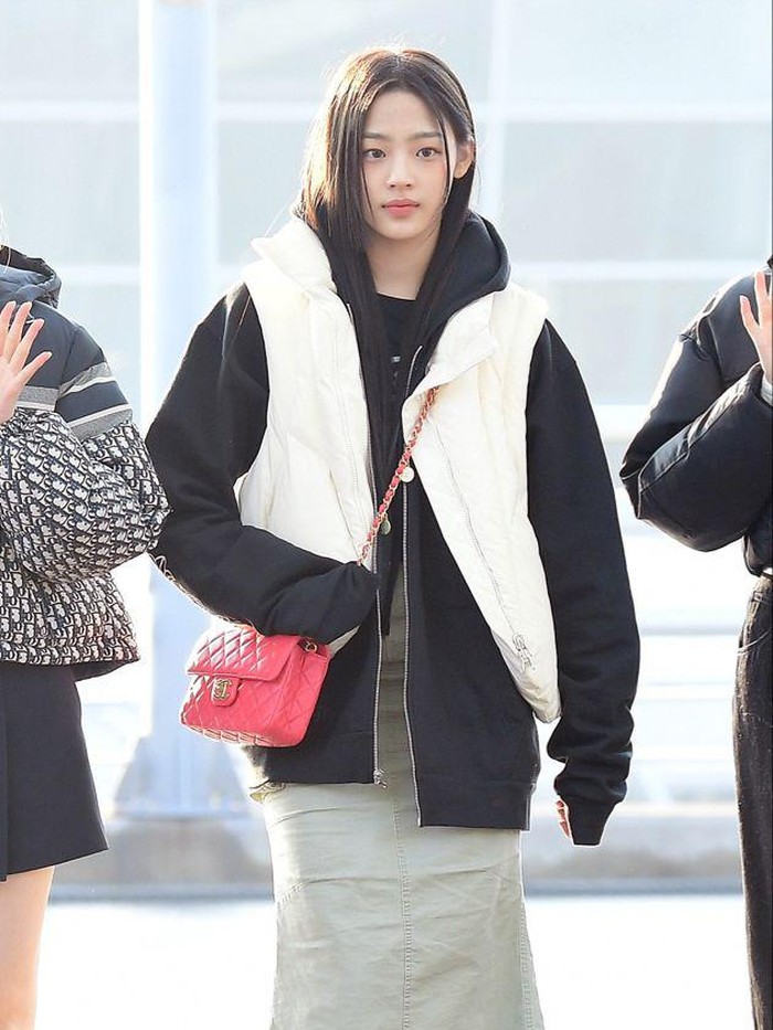 Pada Selasa, (14/2) lalu, Minji secara resmi diumumkan sebagai brand ambassador untuk Chanel. Bahkan sebelumnya, dalam berbagai acara publik serta photoshoot, Minji kerap mengenakan fashion item dari rumah mode ternama tersebut, lho!/ Foto: Dispatch