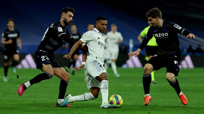 Barcelona melesat sendirian di puncak klasemen sementara Liga Spanyol usai Real Madrid ditahan Real Sociedad 0-0 pada pekan ke-19, Senin (30/1) dini hari WIB.
