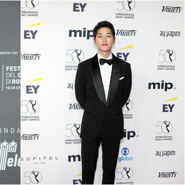 Song Joong Ki Umumkan Pernikahan dan Kehamilan Pacar Bule