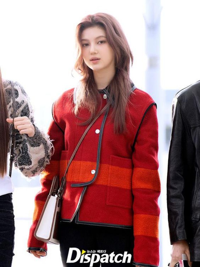 Tampilan elegan namun manis Danielle pada saat di bandara dengan full set Burberry item, juga sempat menghebohkan penggemar. Vibes kecantikan Danielle dinilai sangat cocok dengan image Burberry./ Foto: Dispatch