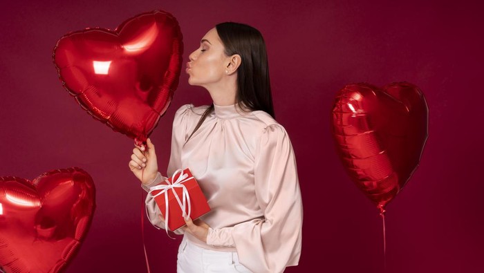 Nggak Perlu Bingung Lagi, Ini 5 Rekomendasi Hadiah Valentine untuk Pasangan Budget di Bawah Rp100 Ribu!