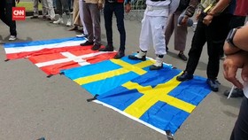 VIDEO: Demo Kecam Pembakaran Al Quran, Massa Injak Bendera Swedia