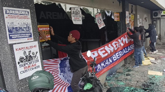 Tim Advokasi Soroti Penanganan Timpang Kasus Ricuh Arema & Kanjuruhan Tim Advokasi mempertanyakan mengapa ancaman hukuman penjara untuk tujuh tersangka aksi ricuh di Kantor Arema FC lebih berat dari terdakwa Tragedi Kanjuruhan.