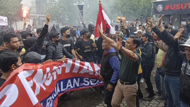 Polresta Malang, Jawa Timur, menetapkan tujuh orang sebagai tersangka dalam kasus pengeroyokan dan perusakan Kantor Arema FC, Minggu (29/1).