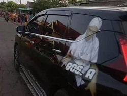 Viral Pria di Jombang Tebar Duit di Jalanan Desa
