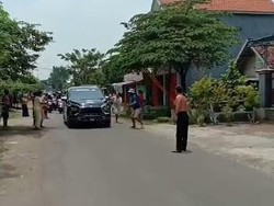 Royalnya Pengendara Xpander Sebar Uang Puluhan Juta di Jalanan Desa Jombang