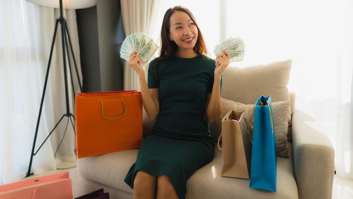 img-title 4 Zodiak yang Dikenal Suka Overspending, Mesti Direm Biar Tabungan Aman Nih! Pisces Termasuk
