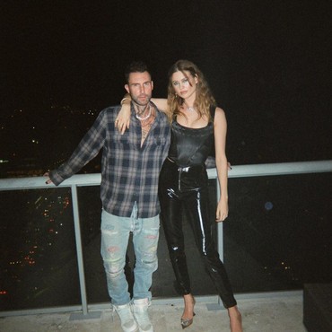 Behati Lahirkan Anak Ketiga, Skandal Perselingkuhan Adam Levine Disorot