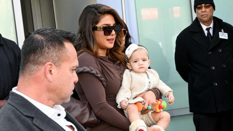Anak Priyanka Chopra dan Nick Jonas Priyanka Chopra Jonas and Malti Marie Chopra Jonas at the star ceremony where the Jonas Brothers are honored with a star on the Hollywood Walk of Fame on January 30, 2023 in Los Angeles, California (Photo by Michael Buckner/Variety via Getty Images)