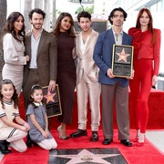 Beda Gaya Jonas Bersaudara dan Pasangan di Peresmian Hollywood Walk of Fame! Nick dan Priyanka Pamer Wajah Anak