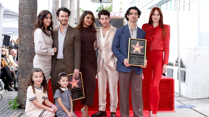 img-title Beda Gaya Jonas Bersaudara dan Pasangan di Peresmian Hollywood Walk of Fame! Nick dan Priyanka Pamer Wajah Anak
