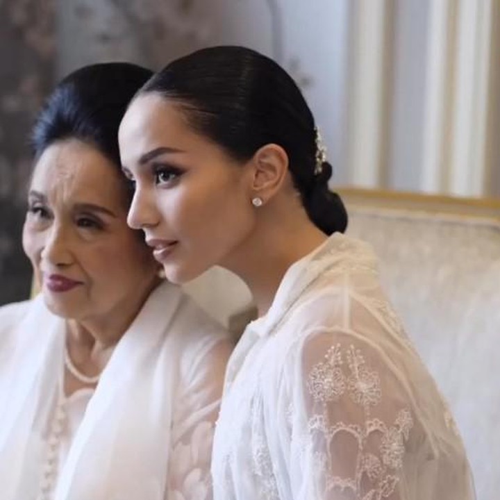 <p>Dalam beberapa foto yang dibagikan sahabat, Angel tampak berpose bersama nenek kesayangannya. Keduanya tampil mengenakan baju bernuansa putih. Semoga berbahagia selalu ya, Angel. (Foto: Instagram @bubahalfian)</p>