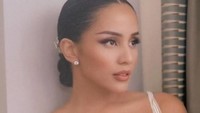 <p>Momen pernikahan Angel turut diabadikan <em>make up artist</em> Bubah Alfian, Bunda. Bubah dipercaya untuk mendandani Angel di hari bahagianya. (Foto: Instagram @bubahalfian)</p>