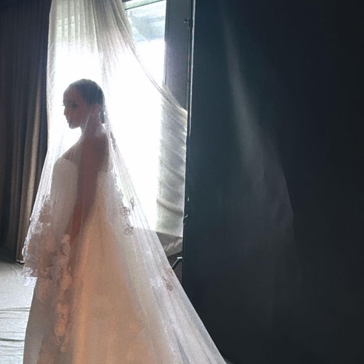 <p>Pernikahan Angel berlangsung di Gereja Santo Laurensius sekitar pukul 15.00 WIB. Angel tampil cantik mengenakan gaun putih ekor panjang yang membuat penampilannya semakin memukau. Gaun putih Angel ini mencuri perhatian netizen. (Foto: Instagram @bubahalfian)</p>