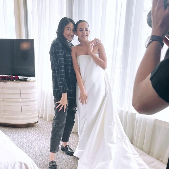 <p>Salah satu sahabat Angel yang turut hadir adalah CEO Trans Digital Lifestyle Group, Putri Tanjung. Putri tak bisa datang ke pernikahan Angel, tetapi menemui sahabatnya itu sebelum acara dimulai. (Foto: Instagram @putri_tanjung)</p>