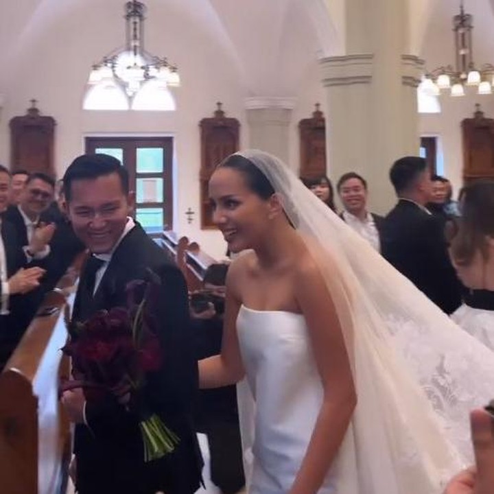 <p>Mantan penyanyi cilik, Angel Pieters, melepas masa lajangnya pada Senin, 29 Januari 2023. Angel dipersunting pria pujaan hatinya, Andreas Paramawidya Wisesa. (Foto: Instagram @bubahalfian)</p>