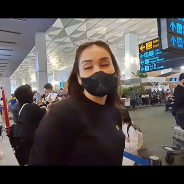 Buah Manis Kerja Keras, Ayu Ting Ting Boyong Keluarga & Tim Liburan ke Eropa