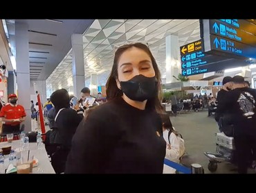 img-title Buah Manis Kerja Keras, Ayu Ting Ting Boyong Keluarga & Tim Liburan ke Eropa