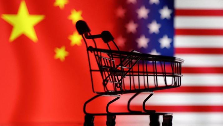 Shopping cart is seen in front of U.S. and Chinese flag displayed in this illustration taken January 30, 2023. REUTERS/Dado Ruvic/Illustration