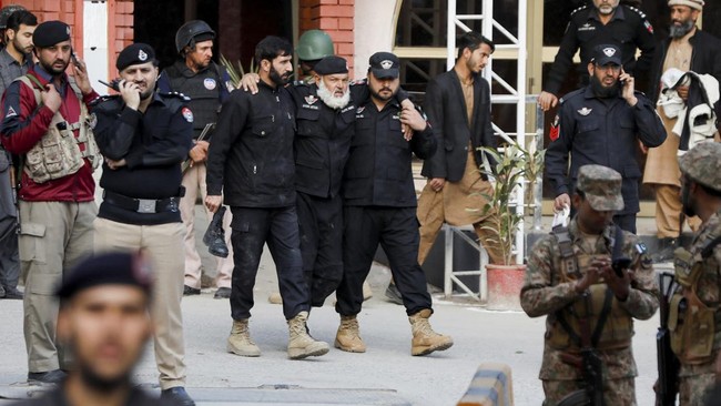 Taliban Pakistan mengatakan para pejuangnya menyerbu kompleks kantor polisi Karachi yang dijaga ketat. Sebanyak 14 orang lainnya mengalami luka-luka.