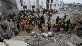 Korban Tewas Bom Bunuh Diri Masjid di Pakistan Jadi 100 Orang