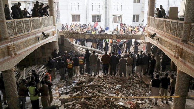 Taliban Pakistan sempat mengklaim bertanggung jawab atas ledakan di masjid di kompleks polisi Peshawar, pada Senin (30/1), dan kemudian membantahnya.