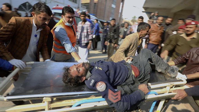 Korban ledakan di masjid di kompleks markas polisi di Kota Peshawar, Pakistan, bertambah menjadi 83 orang. Sementara itu, aparat masih memburu pelaku.