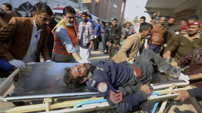 FOTO: Bom Bunuh Diri Porak-porandakan Masjid Polisi di Pakistan