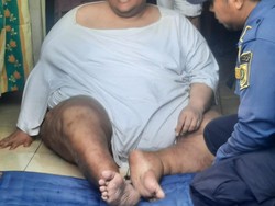 Tak Bisa Berdiri, Warga Cibinong yang Obesitas Dibantu Damkar ke RS