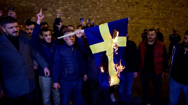 Aksi politikus ekstrem kanan Swedia-Denmark, Rasmus Paludan, membakar Al Quran memicu amarah publik terutama umat Muslim di seluruh dunia.
