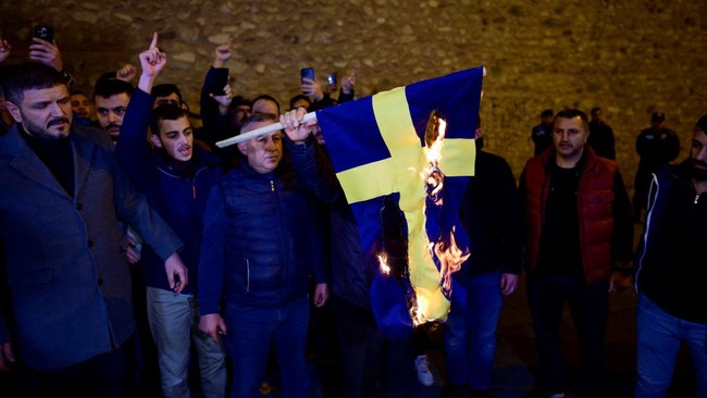 Deret 8 Negara yang Gelar Protes Rasmus Paludan Bakar Al Quran Aksi politikus ekstrem kanan Swedia-Denmark, Rasmus Paludan, membakar Al Quran memicu amarah publik terutama umat Muslim di seluruh dunia.