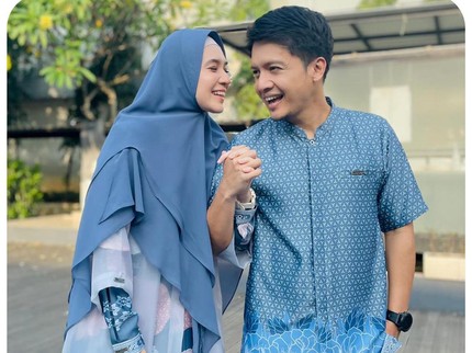 7 Potret Dhini Aminarti dan Dimas Seto Makin Mesra, Awet Menikah 13 Tahun