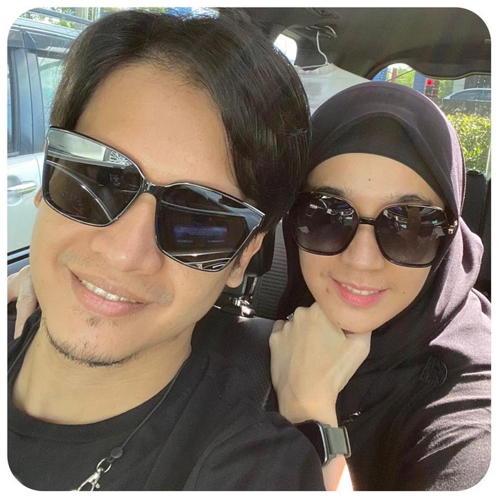 <p>Pasangan ini sudah membangun bahtera rumah tangga selama 13 tahun. Meski tak lagi menjadi pasangan muda, keduanya terlihat semakin mesra, lho. (Foto: Instagram @dhiniaminarti)<br /><br /><br /></p>