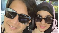 <p>Pasangan ini sudah membangun bahtera rumah tangga selama 13 tahun. Meski tak lagi menjadi pasangan muda, keduanya terlihat semakin mesra, lho. (Foto: Instagram @dhiniaminarti)<br /><br /><br /></p>
