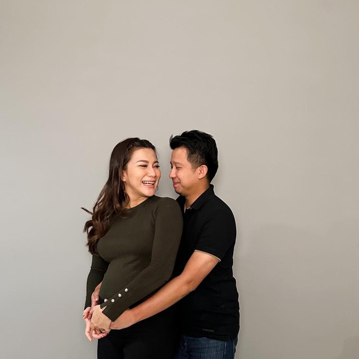 <p>Saat pertama kali mengabarkan kehamilannya, Dita hanya mengunggah foto kebersamaan dengan sang suami, Rino Yosiaki. Baby bump kehamilan Dita sudah terlihat di potret ini. (Foto: Instagram @fakhranaaa)</p>
