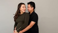 <p>Saat pertama kali mengabarkan kehamilannya, Dita hanya mengunggah foto kebersamaan dengan sang suami, Rino Yosiaki. Baby bump kehamilan Dita sudah terlihat di potret ini. (Foto: Instagram @fakhranaaa)</p>