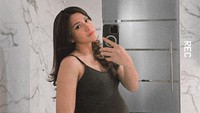 <p>Dita terlihat makin cantik dan glowing di kehamilan pertamanya ini. Banyak netizen memuji kecantikan Dita yang mengunggah potret baby bump kehamilannya nih, Bunda. (Foto: Instagram @fakhranaaa)</p>