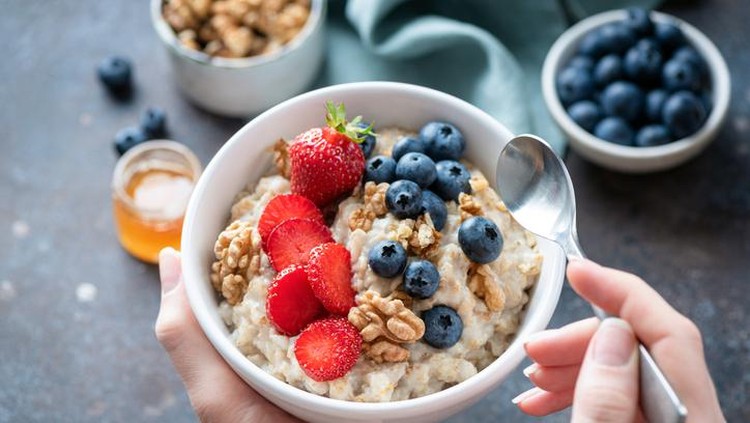 Sarapan Oatmeal Bisa Kendalikan Kolesterol? Ini 5 Faktanya