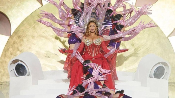 3 Outfit Spektakuler Beyonce Saat Manggung di Dubai, Ada yang Dibuat Saat Perang!