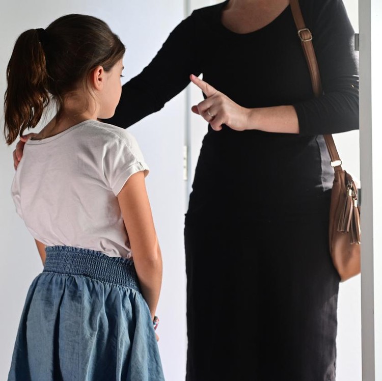 Ilustrasi Authoritarian Parenting