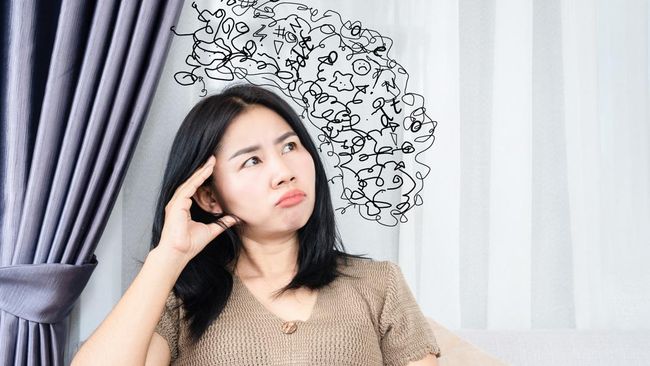 Sering overthinking? Sebaiknya kenali efek buruk overthinking salah satunya bikin tekanan darah tinggi.