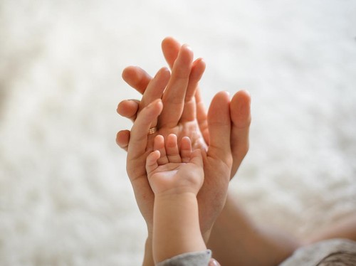 Ilustrasi tangan bayi dan orang tua