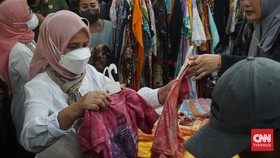 Iriana Jokowi Setop Belanja saat Dengar Indonesia Raya di Beringharjo