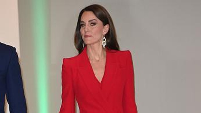 Kate Middleton Tampil Serba Merah dan Mewah Pakai Busana Seharga Puluhan Juta