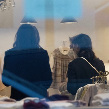 7 Potret Katy Istri Song Joong Ki Belanja Pakaian Bayi Bareng Ibunda di Korea